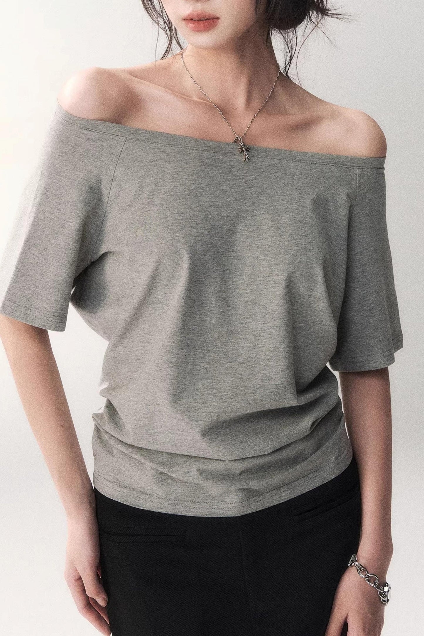 Camiseta de verano con hombros descubiertos