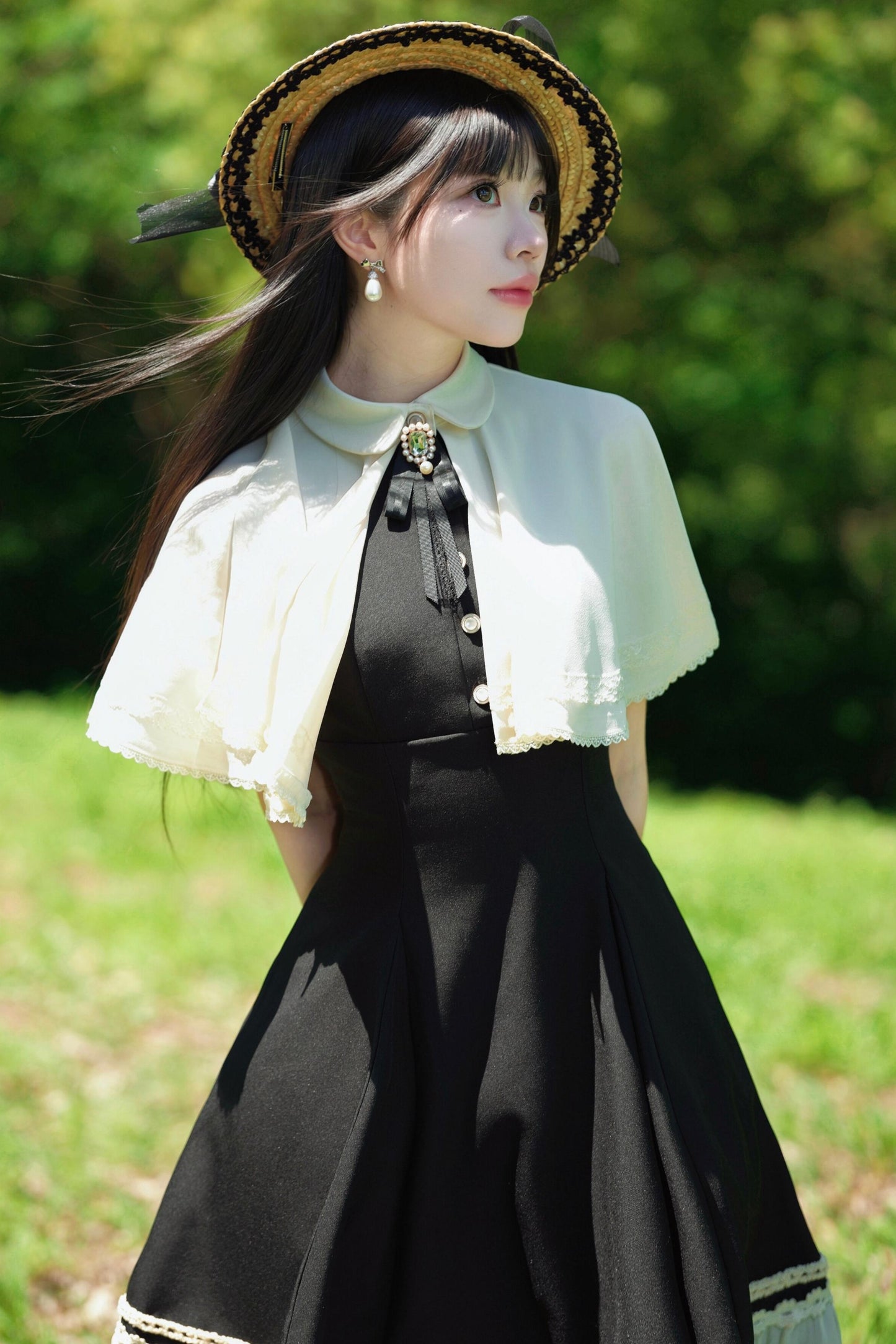 Vintage-Kleid mit französischem Schulterumhang