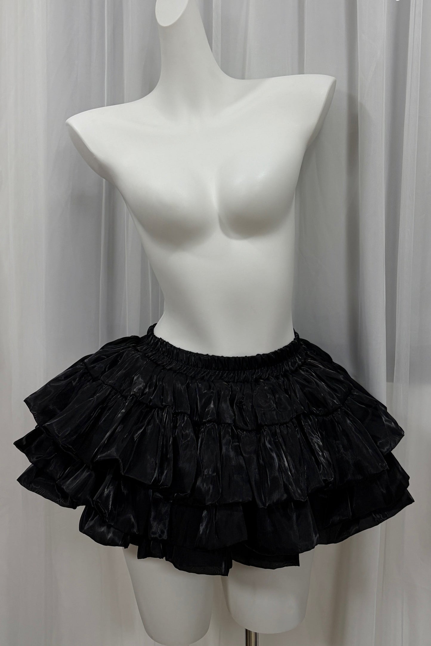 Gestreiftes Spitzenkleid mit Kreuz-Design