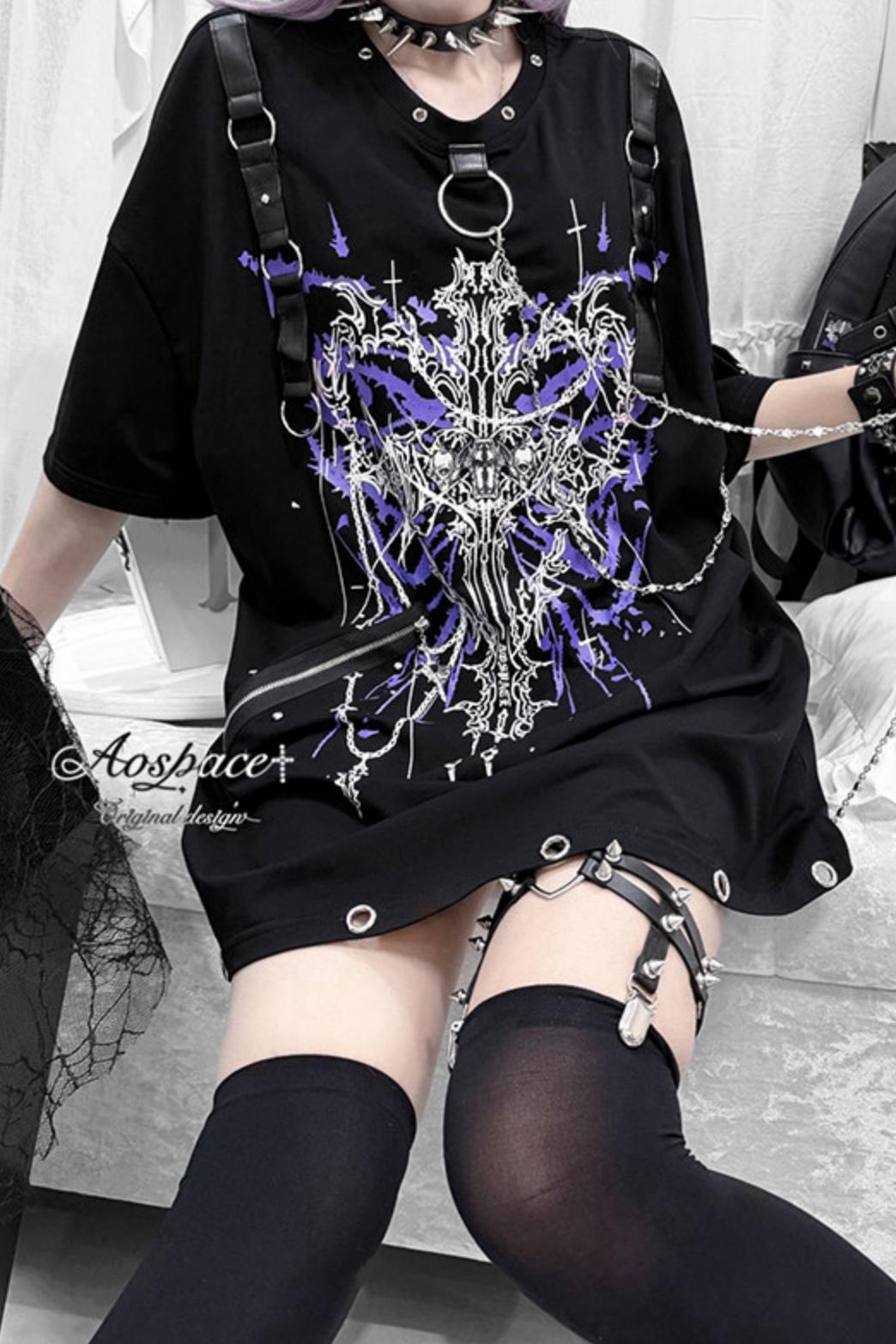Kurzarm-T-Shirt mit Linienprint, Kette und Nieten