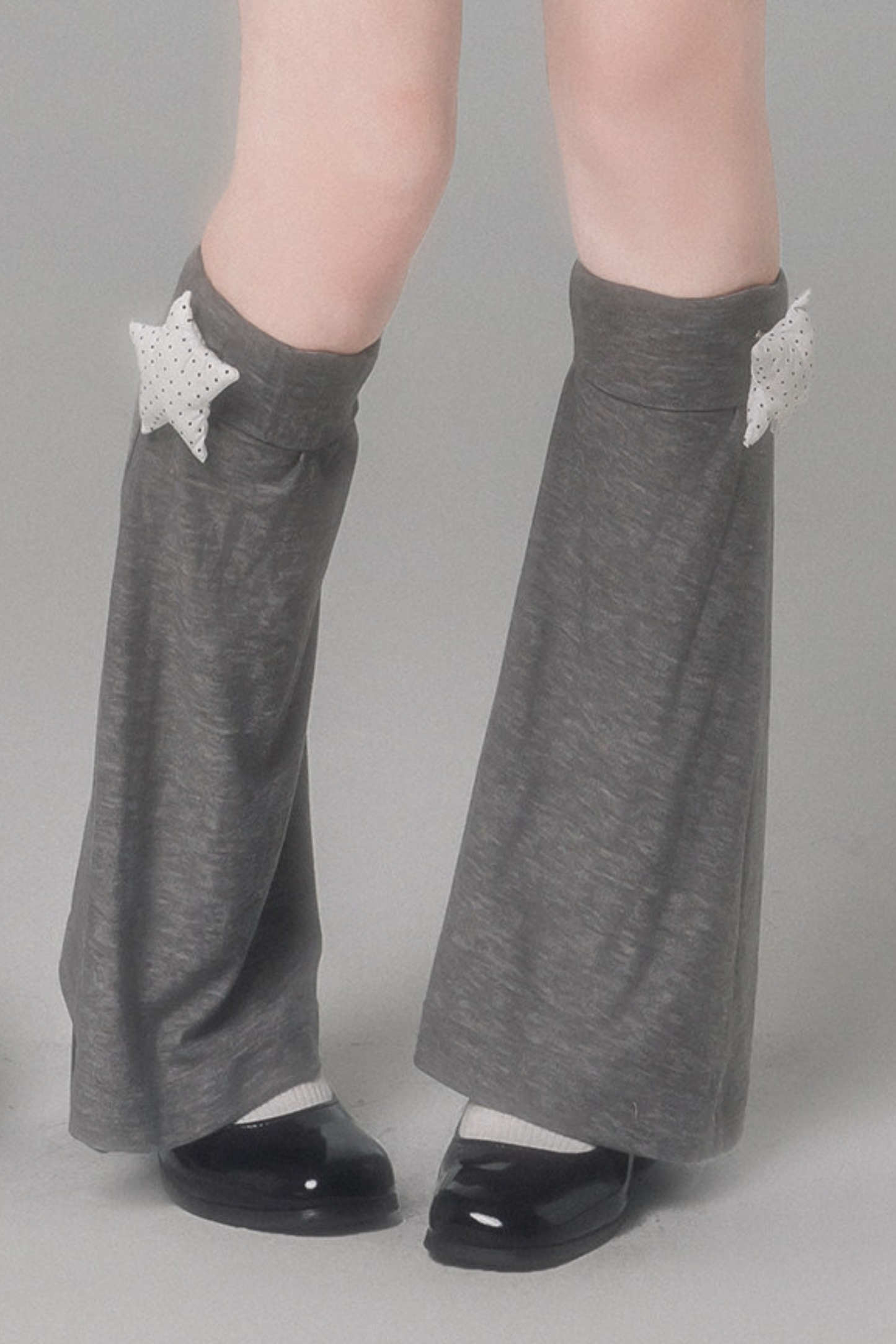 도트 퍼 후드 재킷 + 플리츠 스커트 + 레그 워머