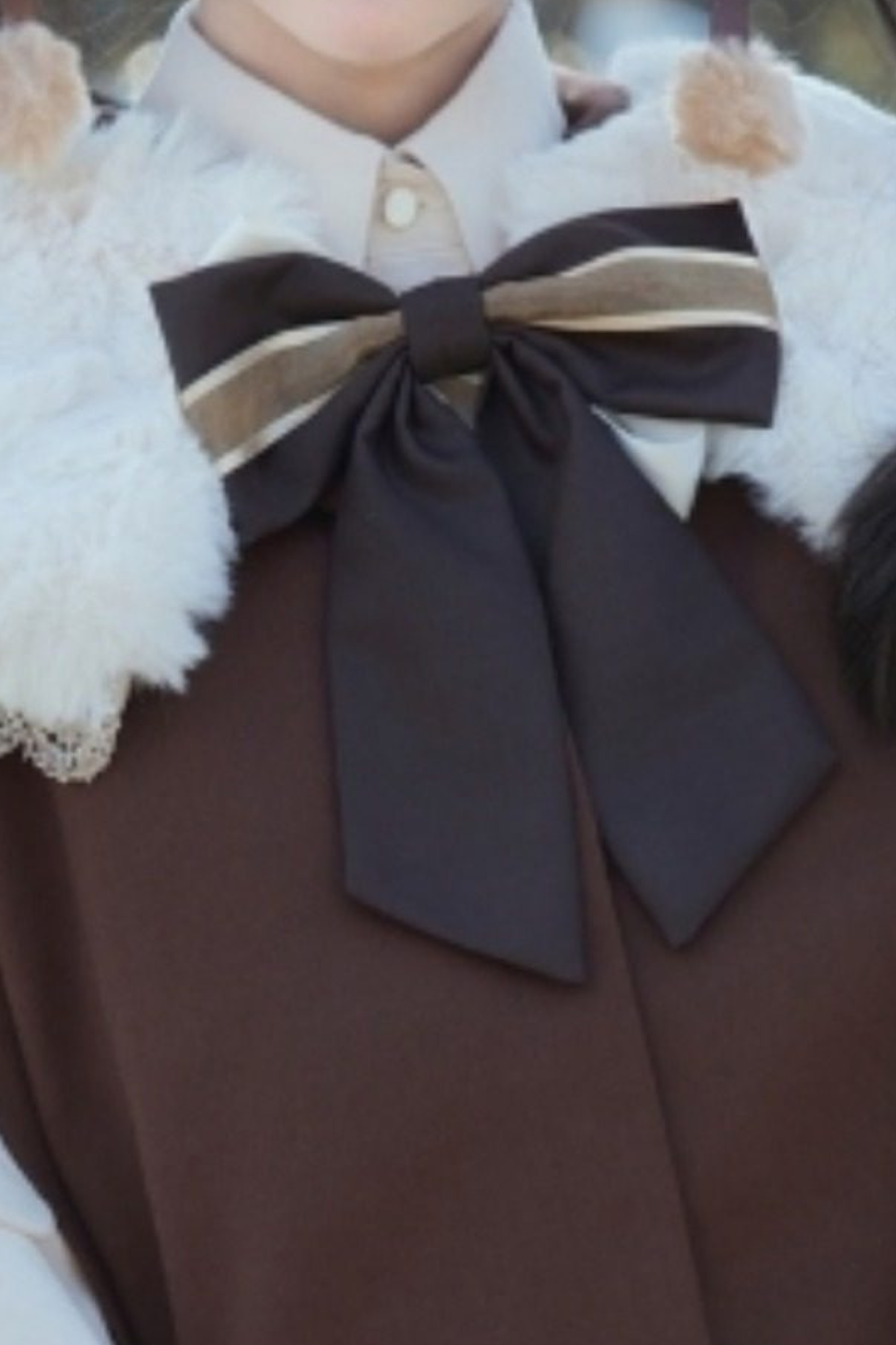 ファーカラーケープ+ニットベスト+シャツ+プリーツスカート+リボン