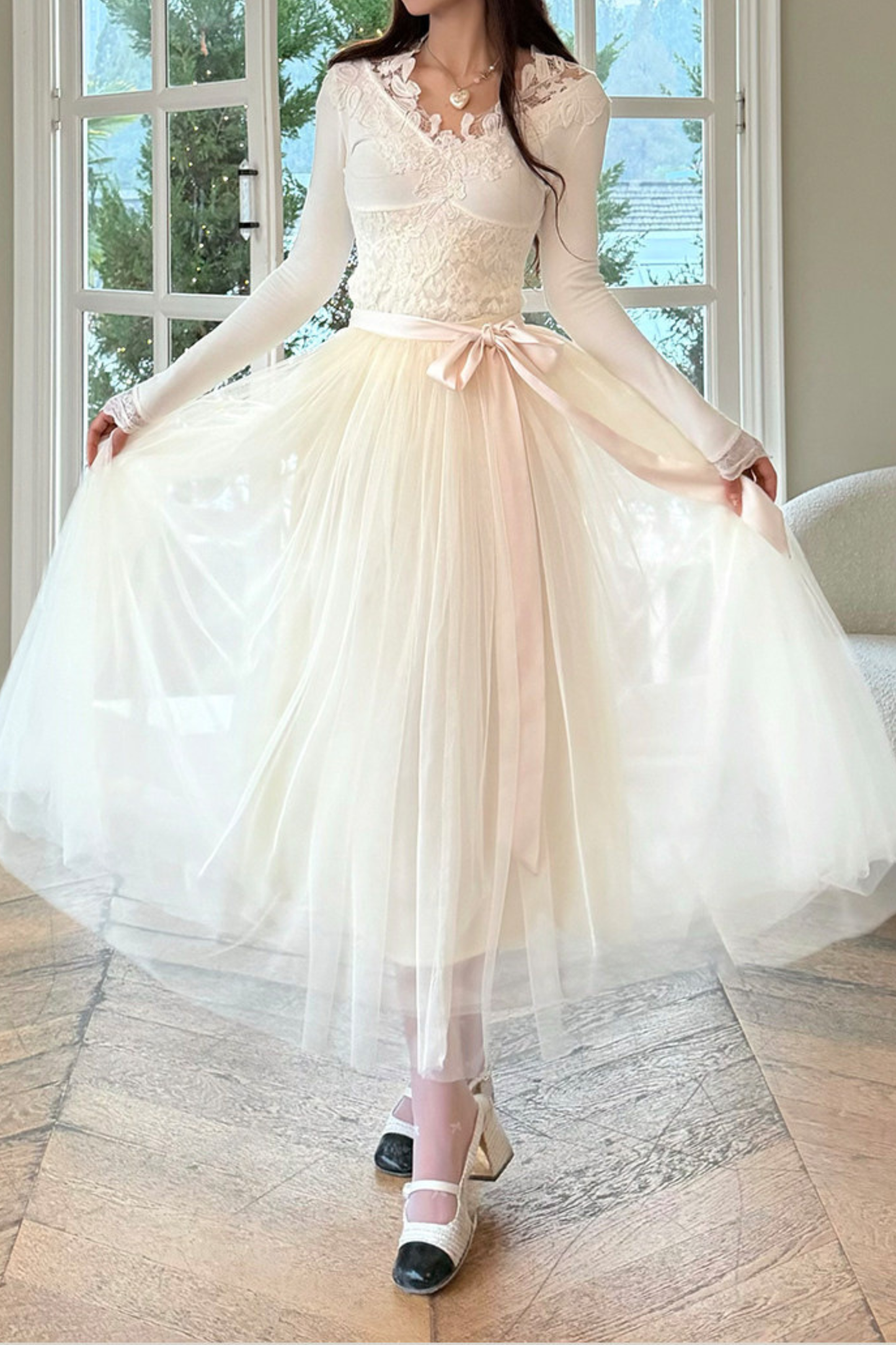 Edles Franzoesisches Spitzenoberteil + Tuell-Glockenrock