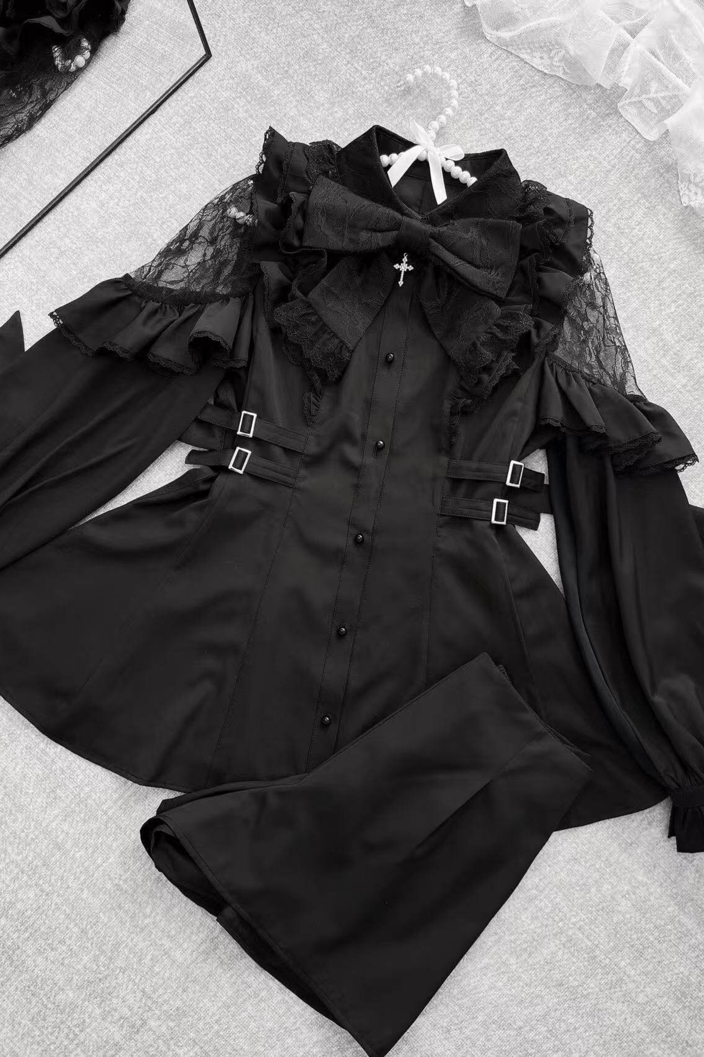 Kleid mit schulterfreiem Spitzendesign + Kurze Hose