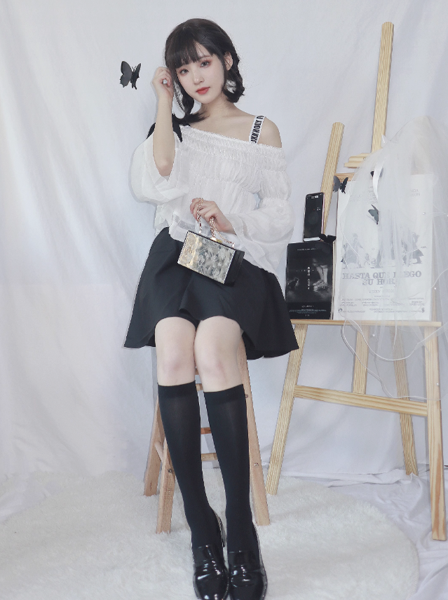 露肩徽标和丝带褶皱上衣 + 徽标系带裙