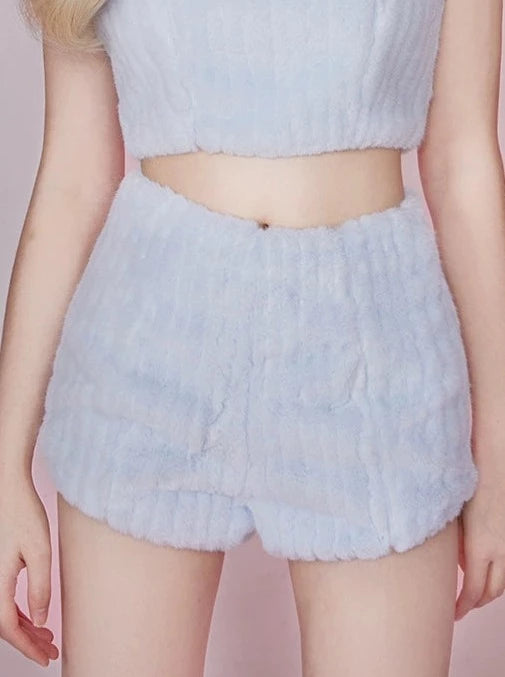 밀키 블루 먼 코트 + 모피 카미솔 탑 + 모피 짧은 바지