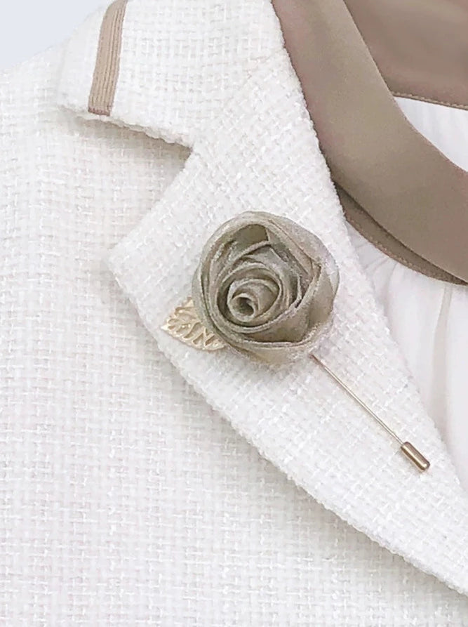 Costume rétro français veste courte + chemise à nœud papillon + jupe à carreaux à lacets + broche rose