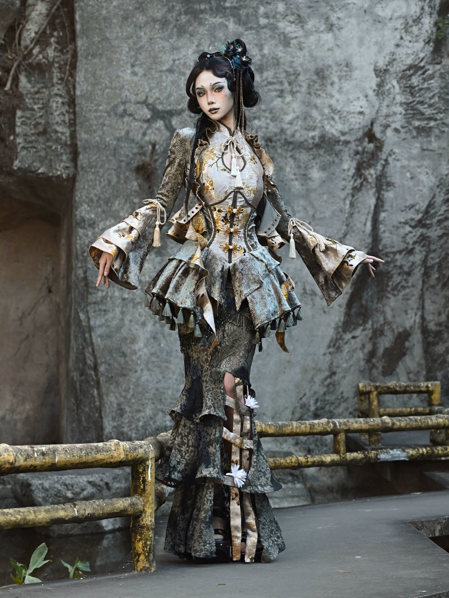 China Dragon Festival Tassel Strap Lace Short Jacket