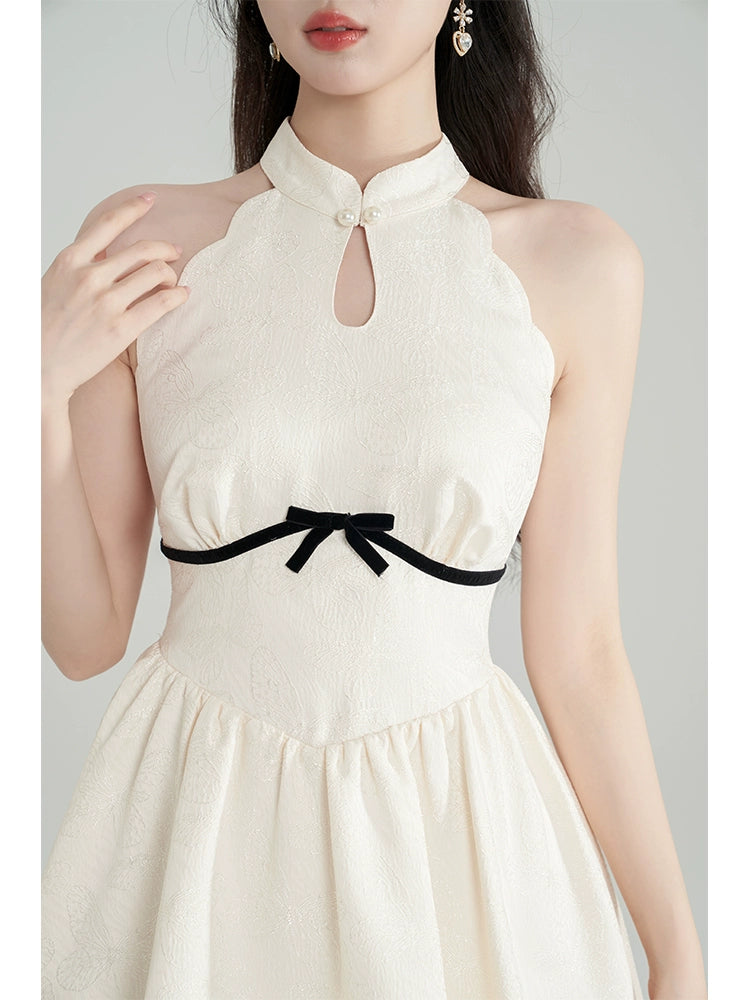 Robe à petits rubans à l'encolure dessinée