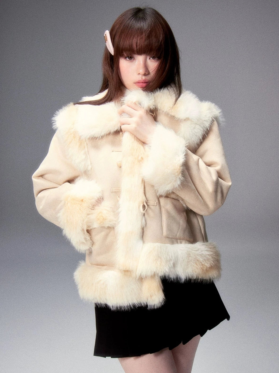 Manteau en daim à boucle en corne et fourrure épissée