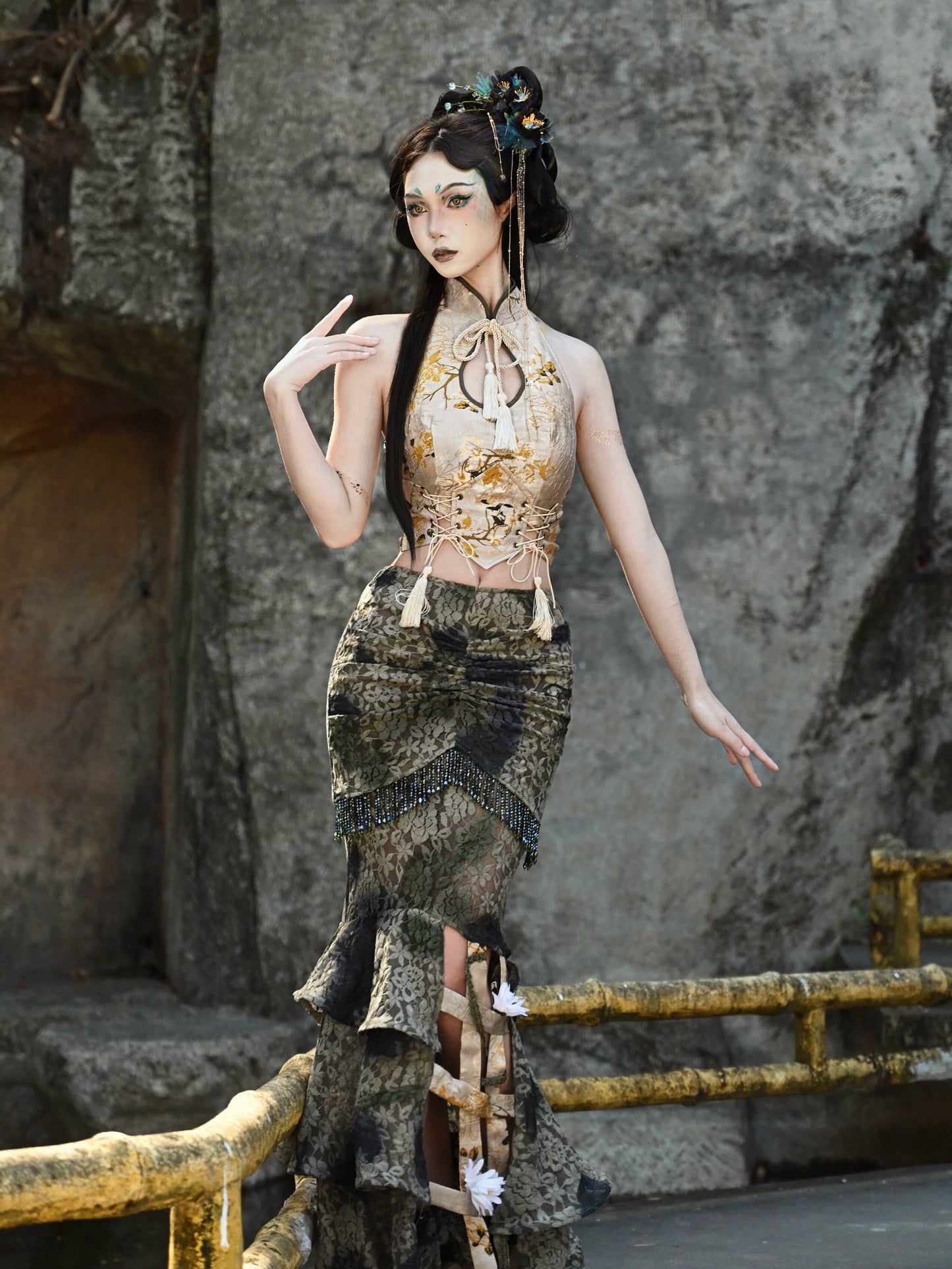 China Buckle Tassel Drop Collar Short Top