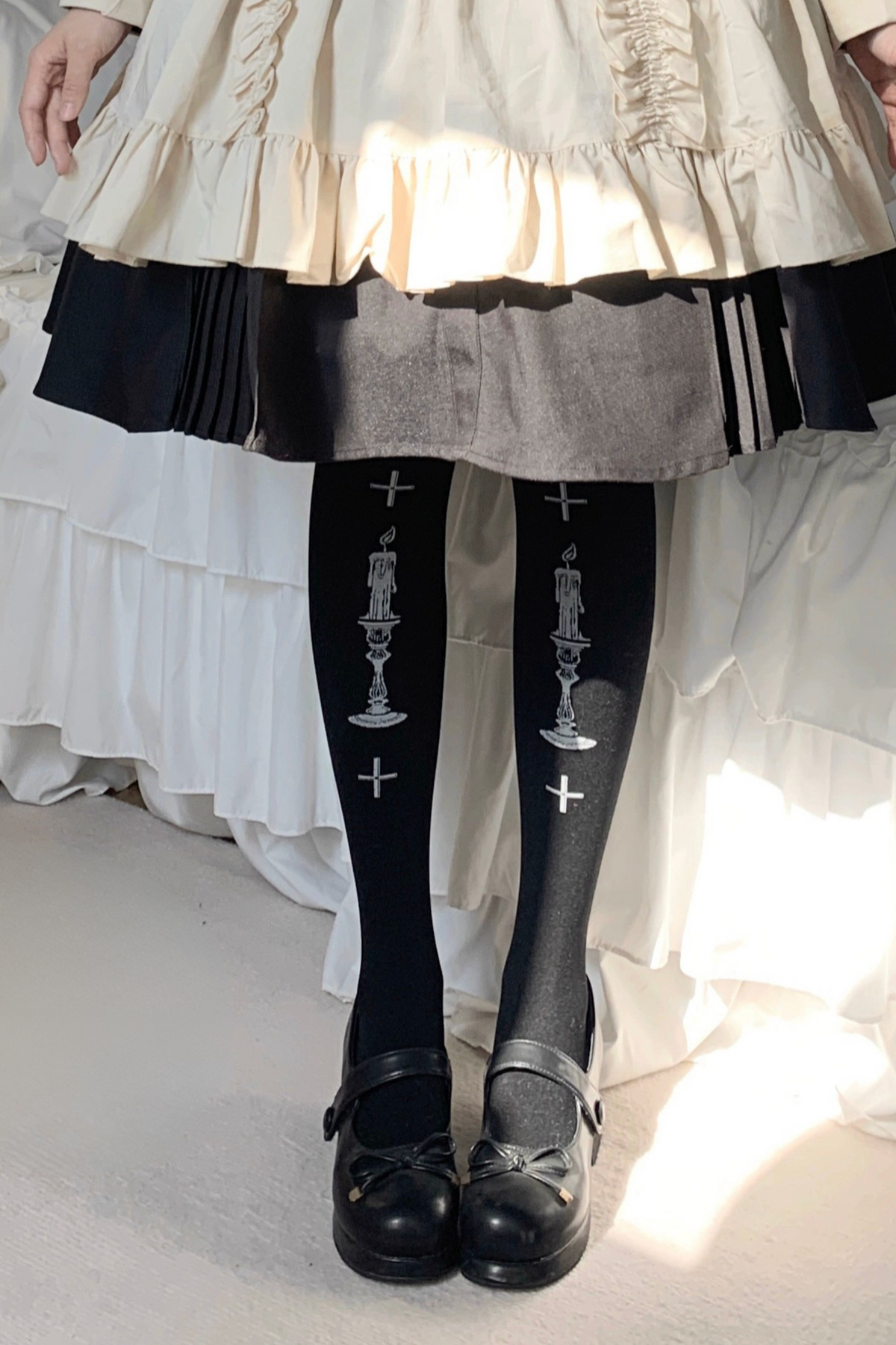 Medias de terciopelo con estampado de muñeca gótica