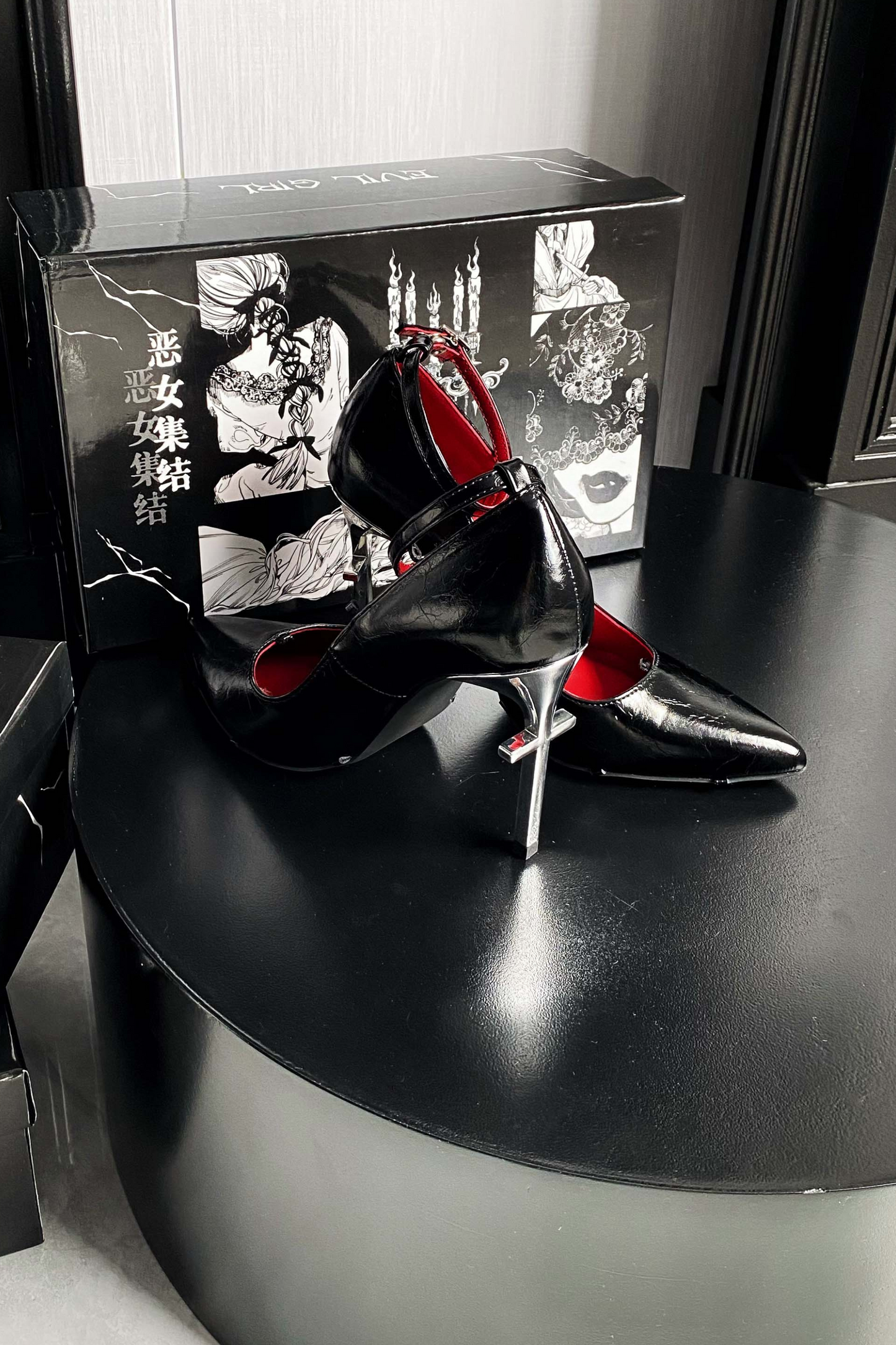 Spider web chain high heels