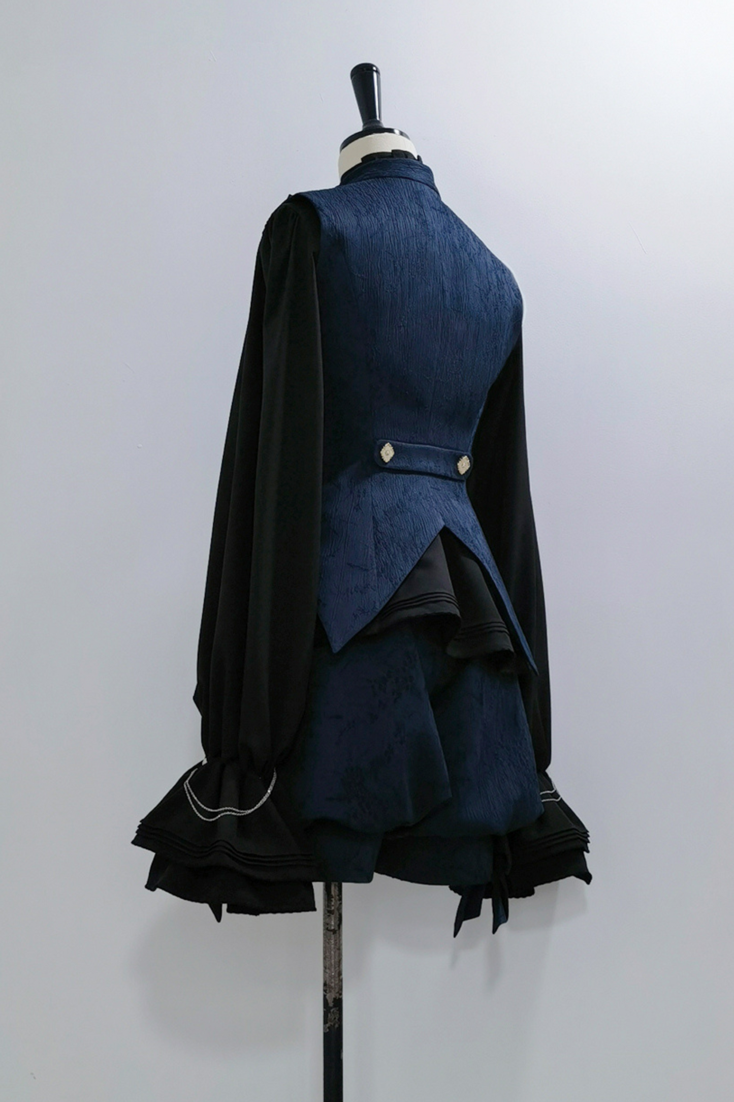 サファイアブルーうさ耳ケープジャケット+ベスト+ショートパンツ