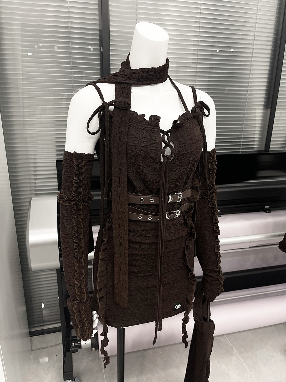 蕾丝荷叶边双皮带缎面连衣裙,配披肩和荷叶边长手套