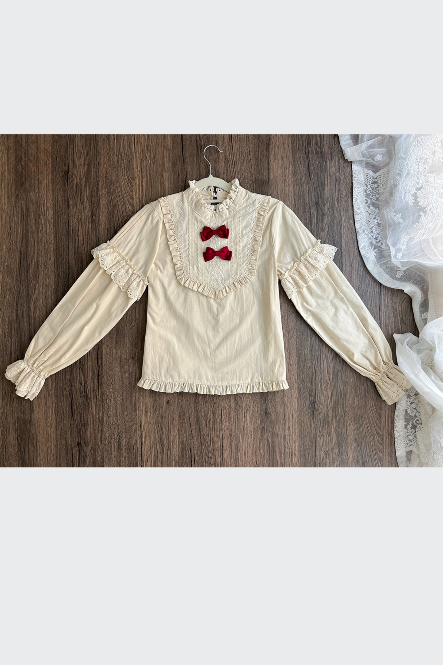 【Fecha límite de reserva: 31 de enero】Camisa con Cuello de Encaje y Lazo de la Serie Conejo Forestal