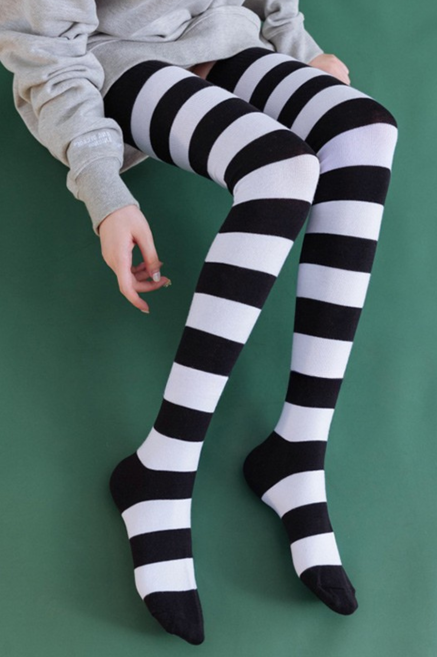 ブルーアンドホワイトストライプドサイハイソックス