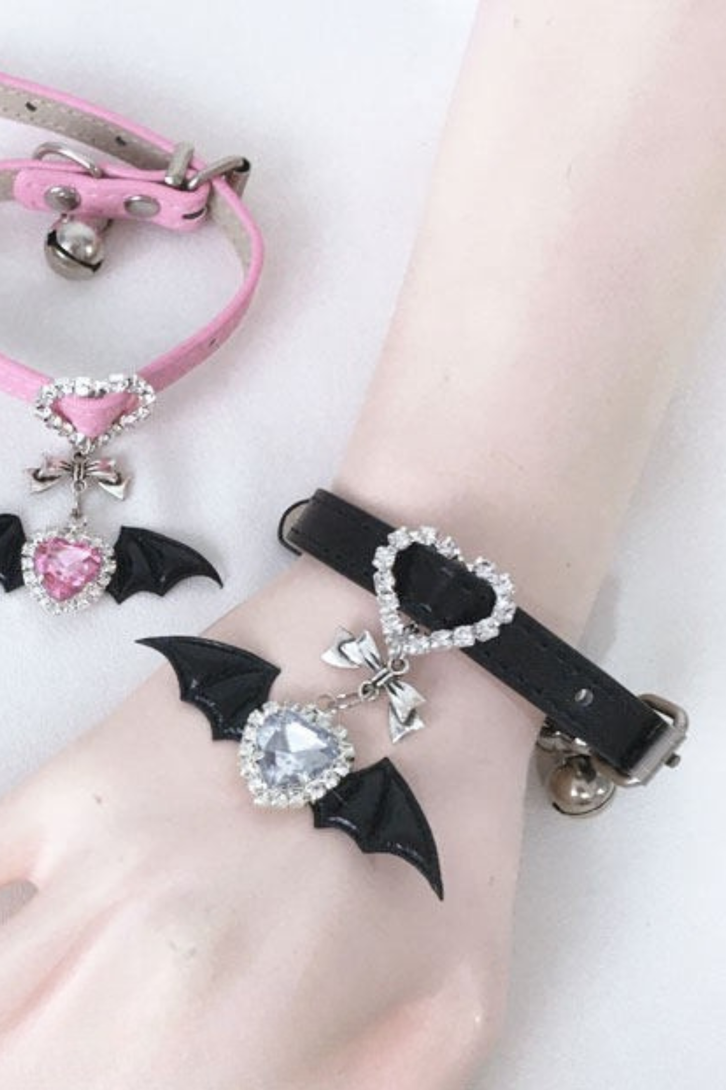 Bracelet en cuir avec strass en forme de cœur