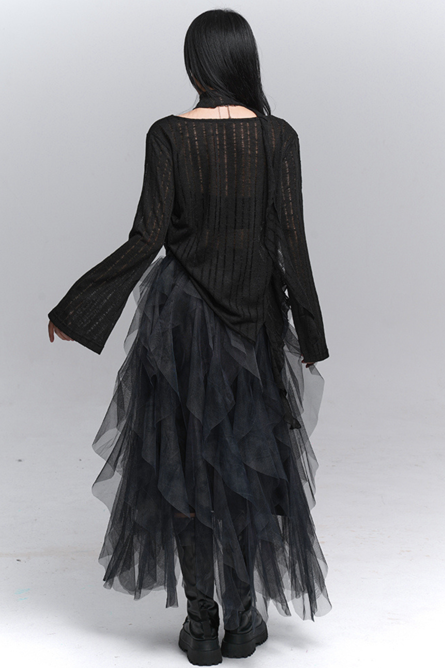 スイングネックカットアウトトップス