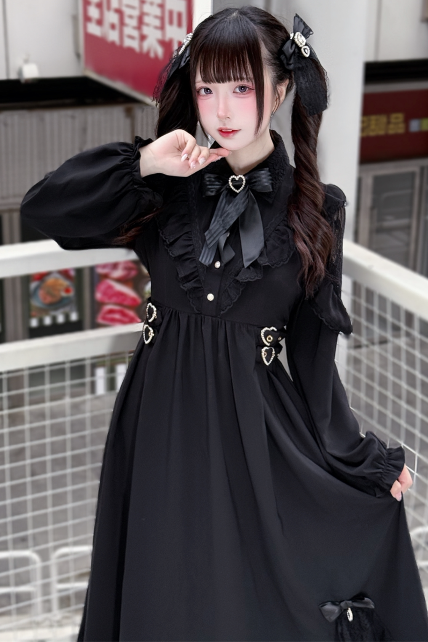 Elegantes langes dunkles schwarzes Kleid