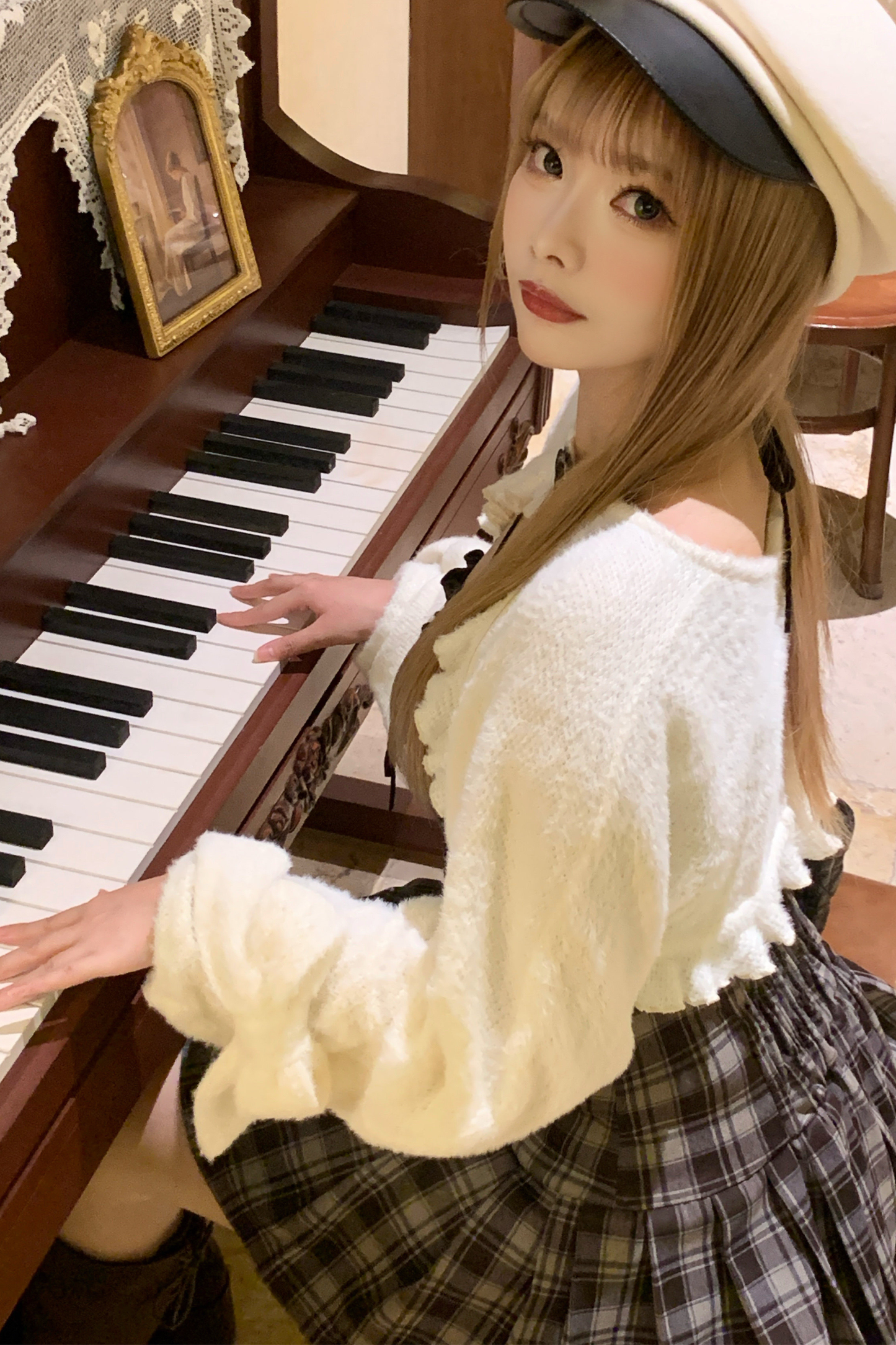 Schlankes Karokleid + Strickjacke