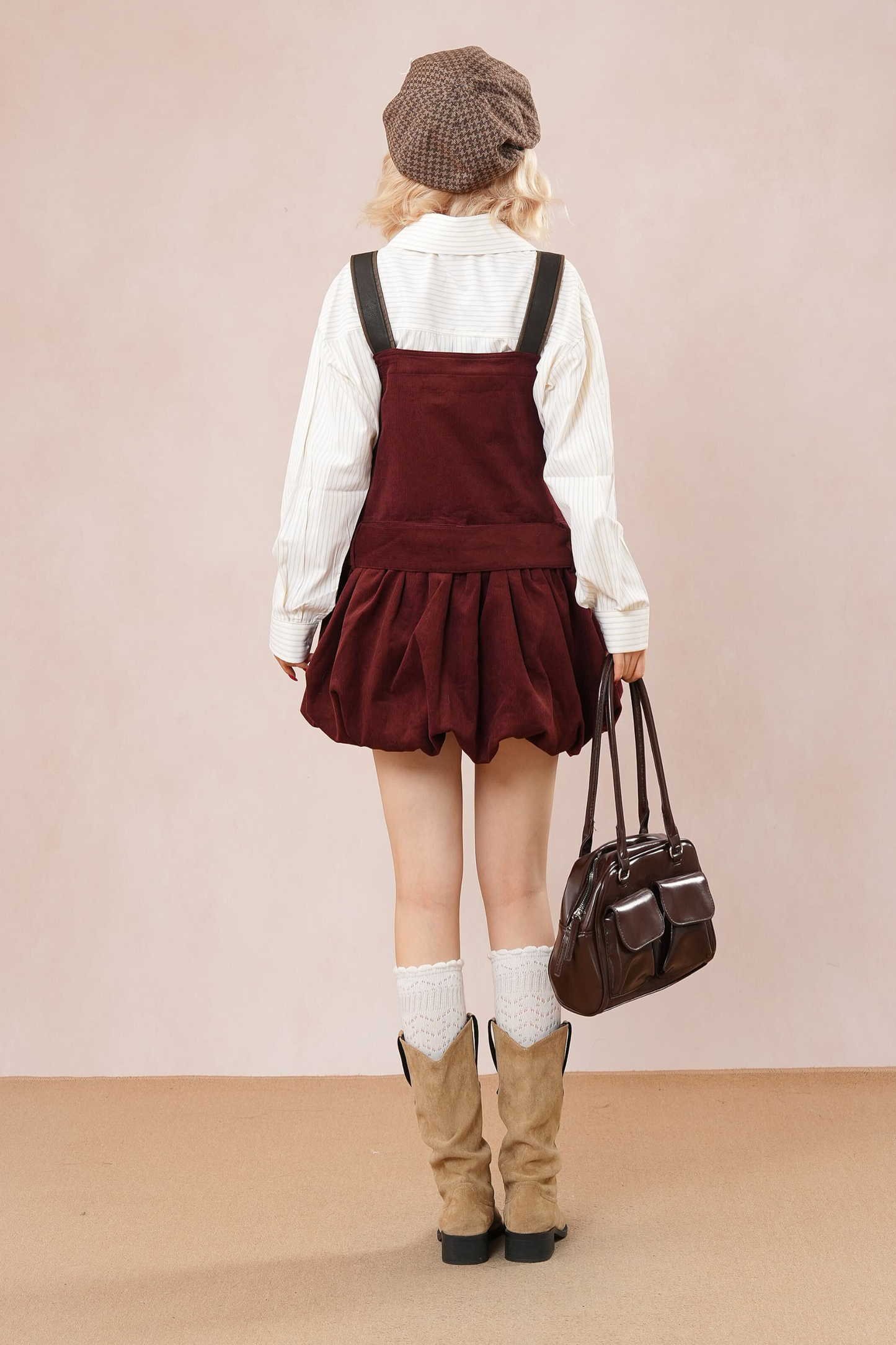 Burgunderfarbenes Cord-Traegerkleid