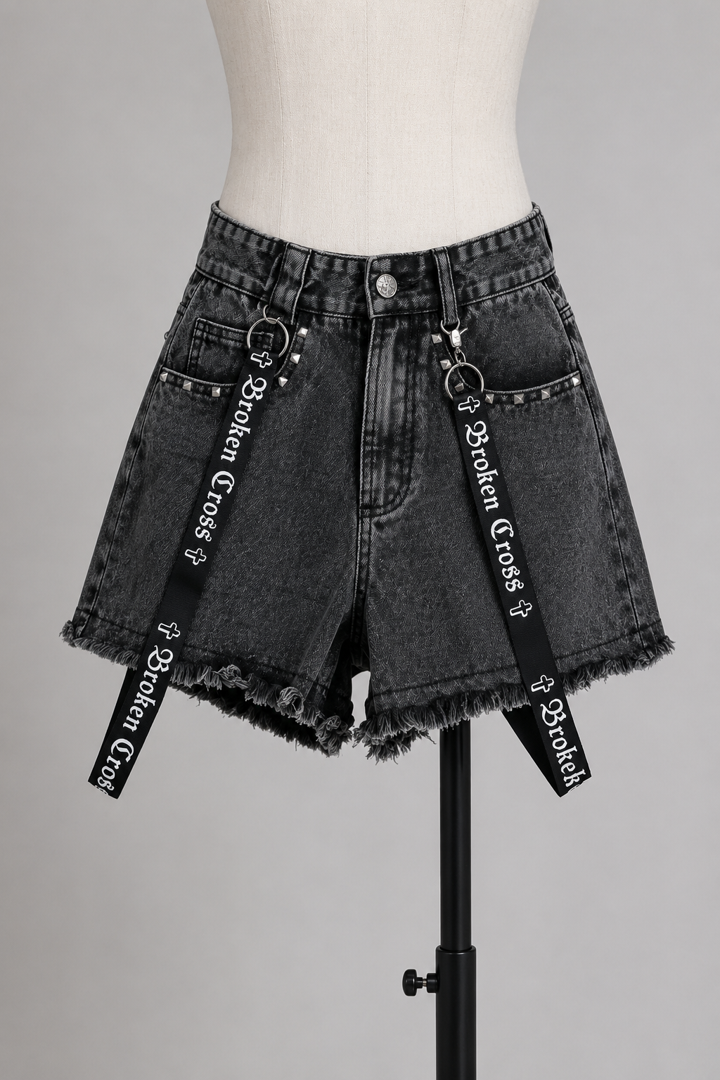 Dunkle Gothic-Jeansshorts mit hoher Taille