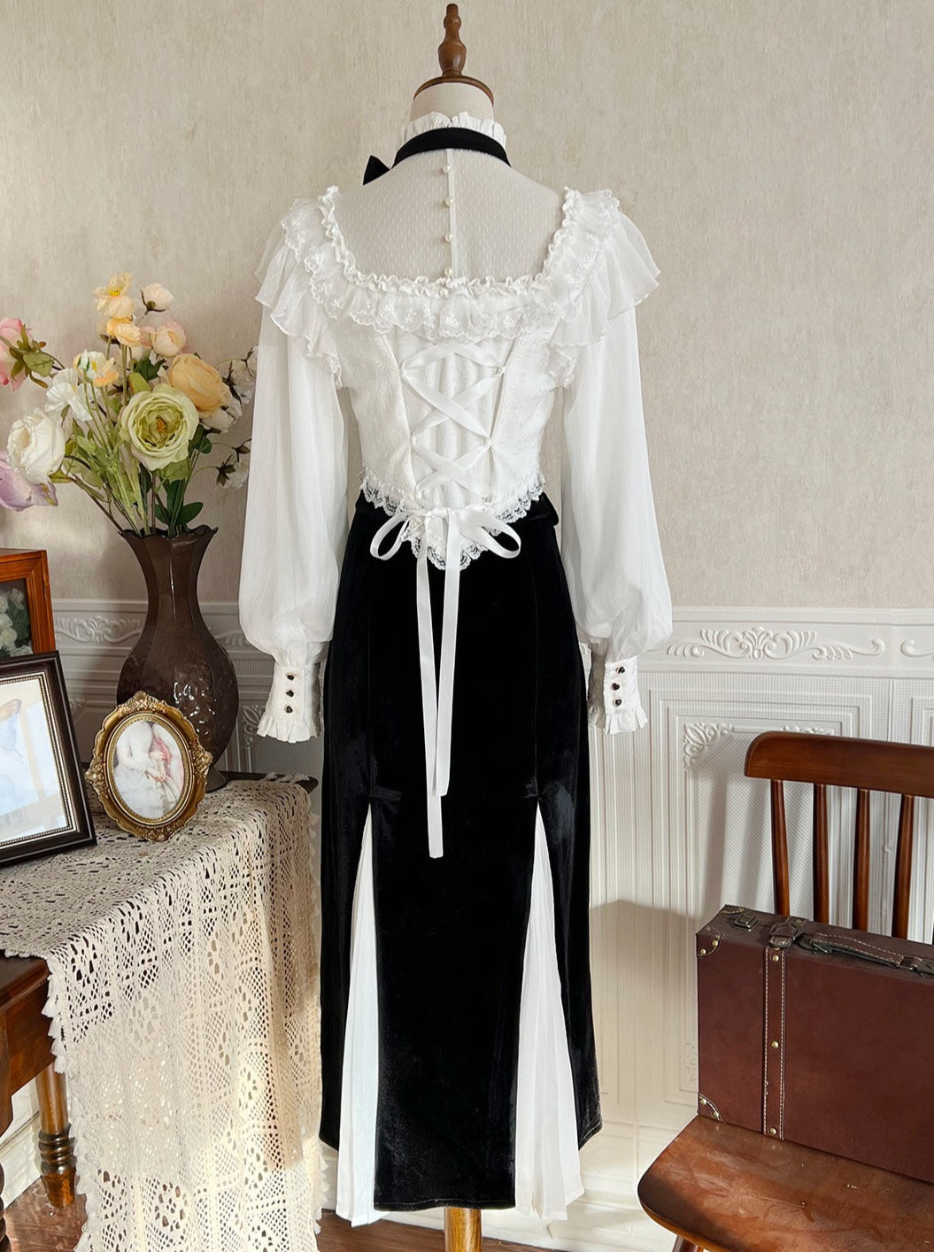 프릴 하이넥 블라우스 + 벨벳 플리츠 롱 스커트