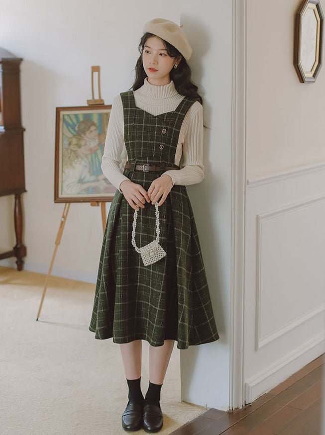 Maille côtelée à col montant + jupe à bretelles à carreaux