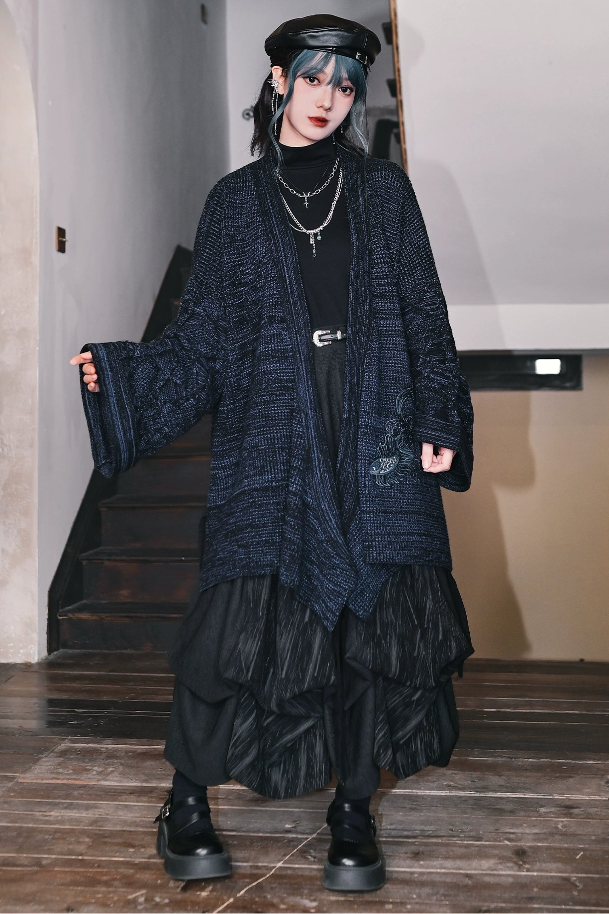 ダークフィンエンブロイダーカーディガン