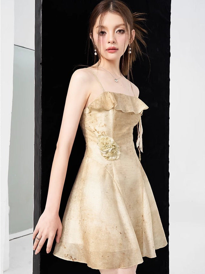 破坏褶边喷头连衣裙