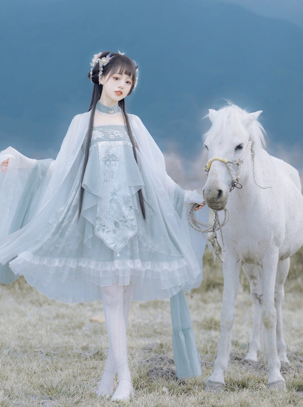 Eisblaues Porzellankleid + durchsichtiges Hemd + Halstuch