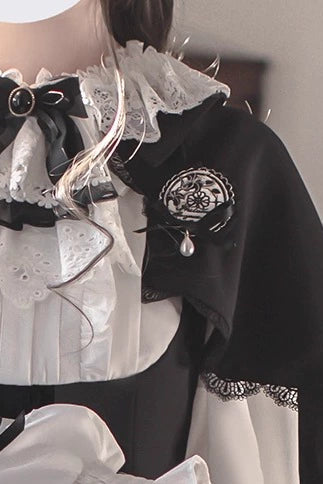 エレガントクラドレス+ケープ+ベレー帽+バッジ