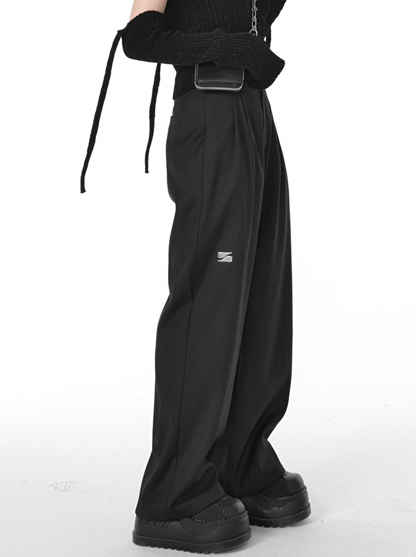 Schwarze Hose mit weitem Bein im Metal Plate Mode