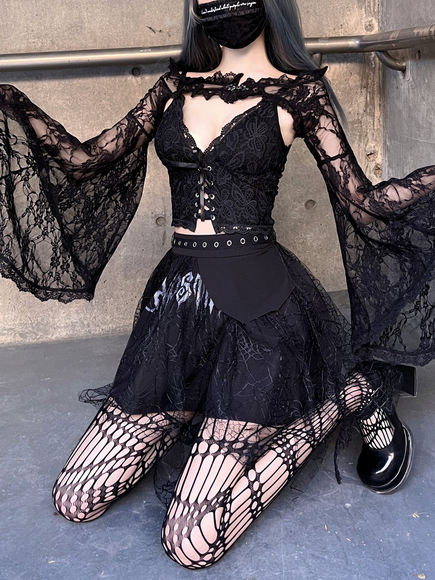 ダークロックネックレースモードスリーブトップス