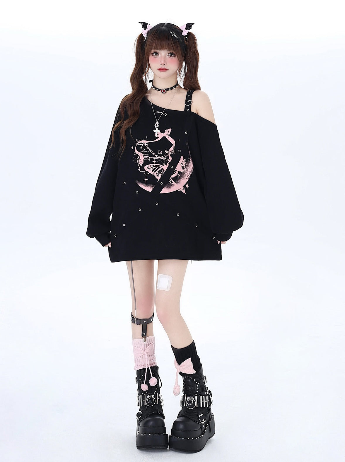 Top asymétrique à épaules découvertes de la subculture Butterfly Effect