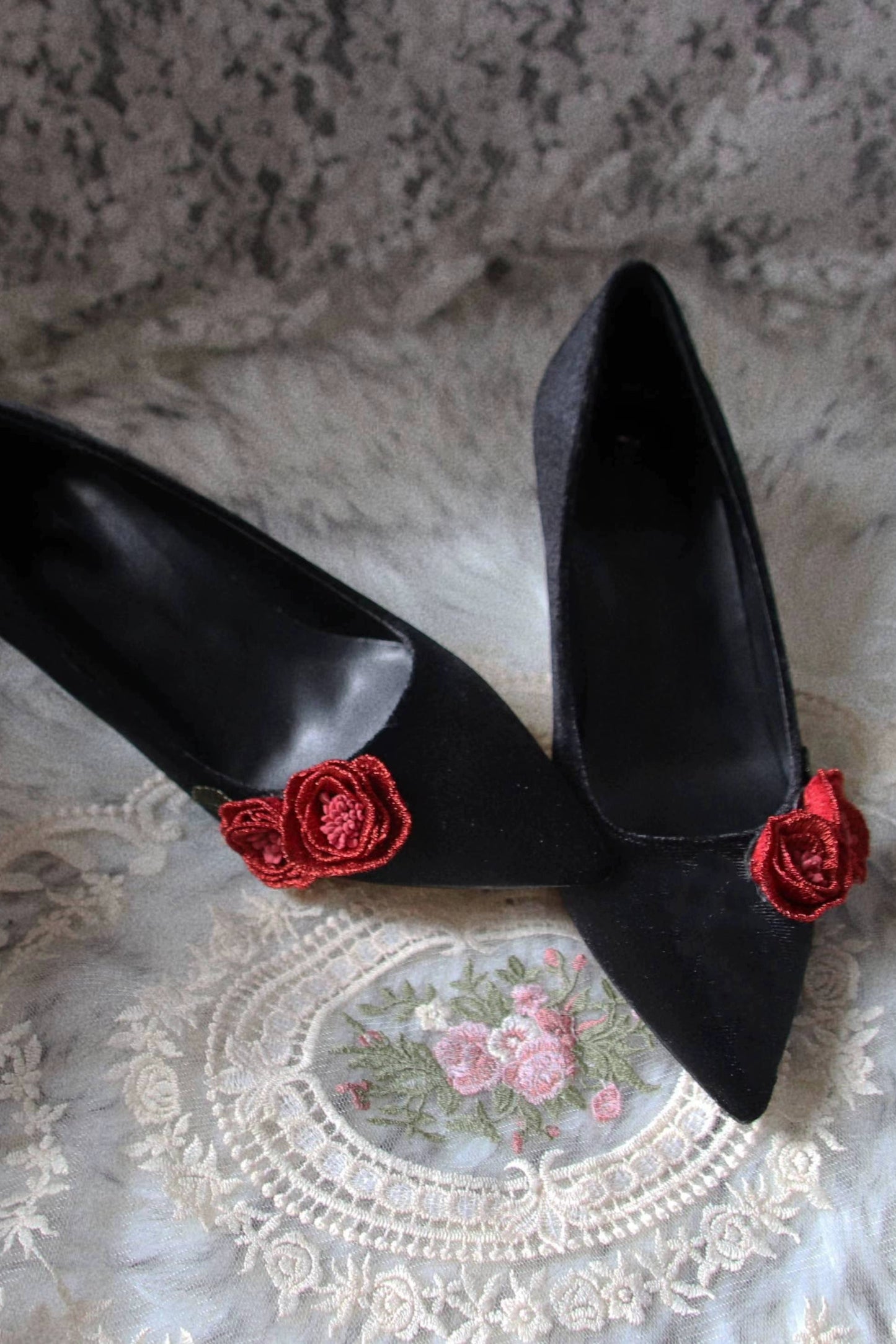 ローズストーリーレトロポインテッドトゥレザーベルベットヒール