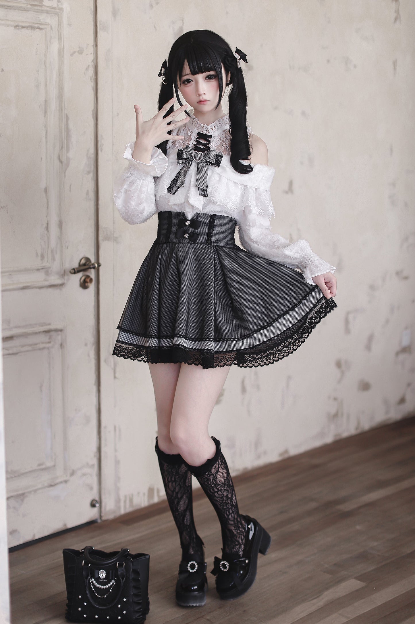 【1月6日予約締切】ホワイトレースオフショルダーリボンニットトップス+千鳥格子スカート