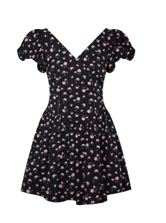 Robe blanche pure et robe sombre à fleurs