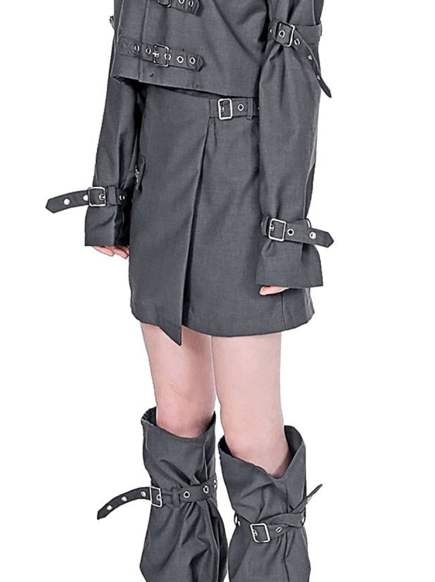 Asymmetrischer Glockenrock mit Metallplatte und Ösen