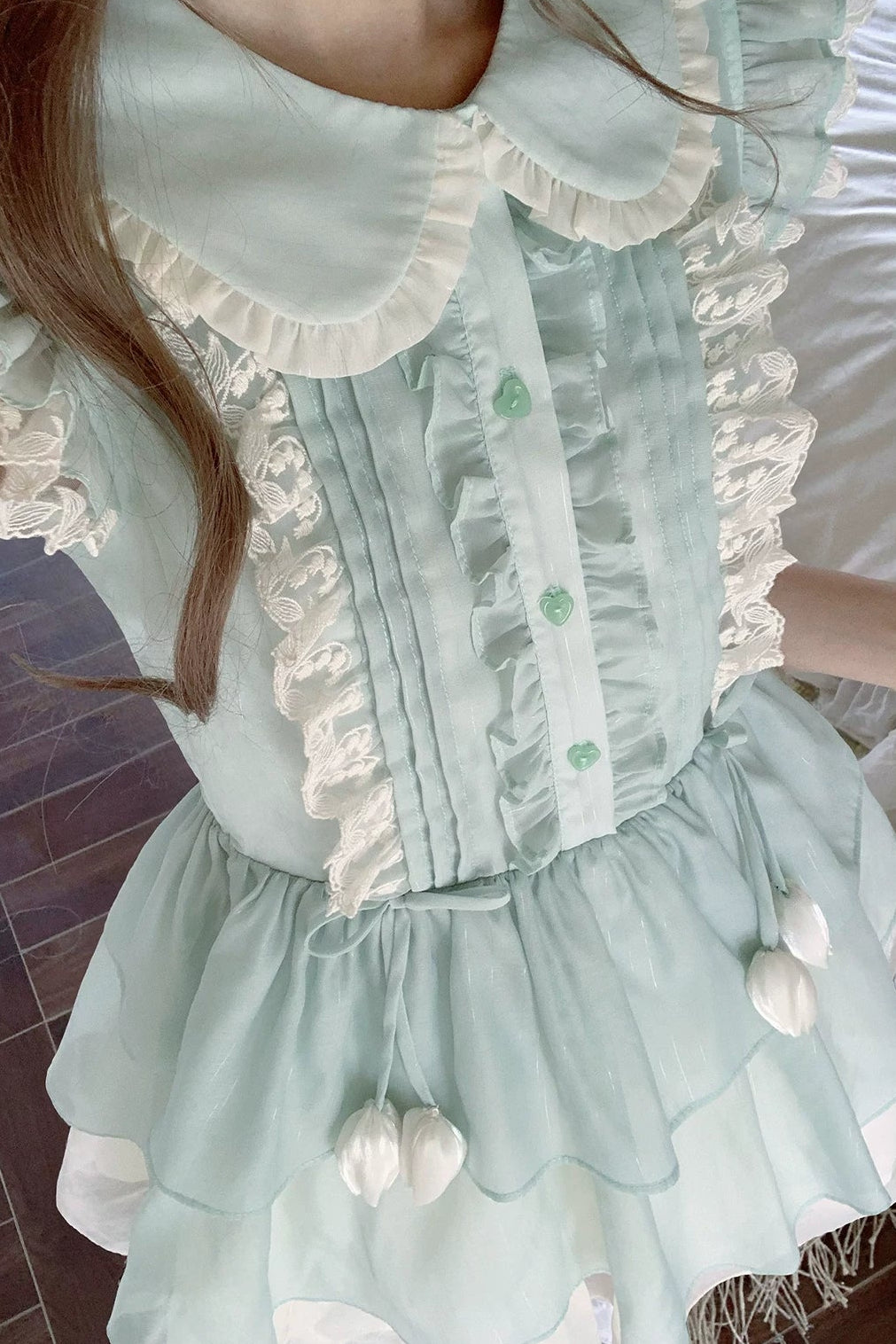 浮雕褶边蕾丝无袖连衣裙