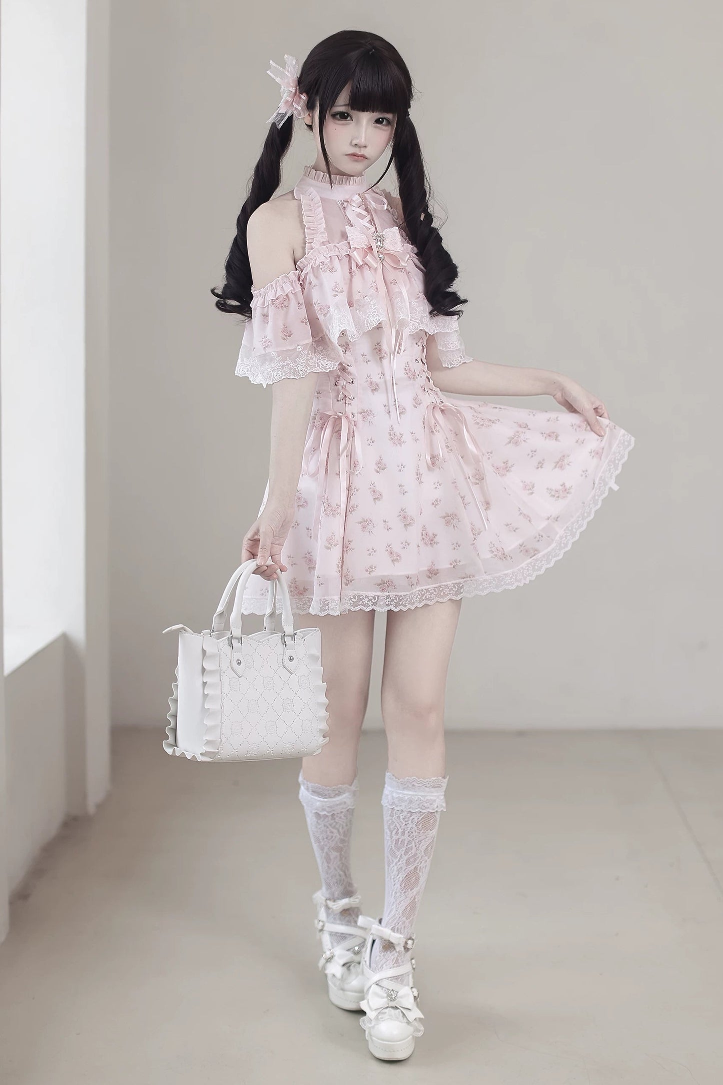 【Date limite de précommande : 30 mai】Robe épaules dénudées rose à motif floral en mousseline et dentelle avec nœud bijou