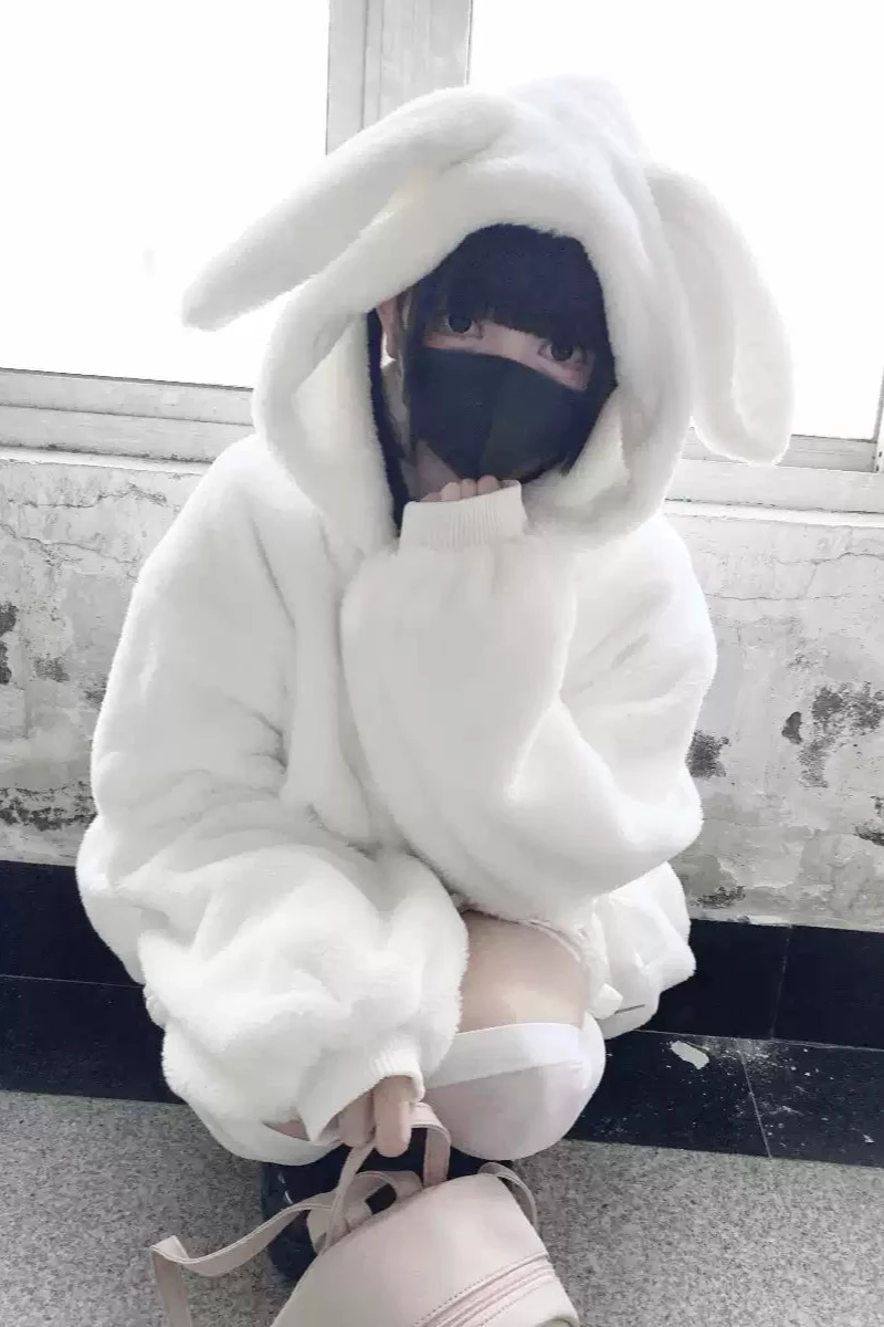 予約商品】ストラップリボンうさ耳ファーフーディーホワイトジップ