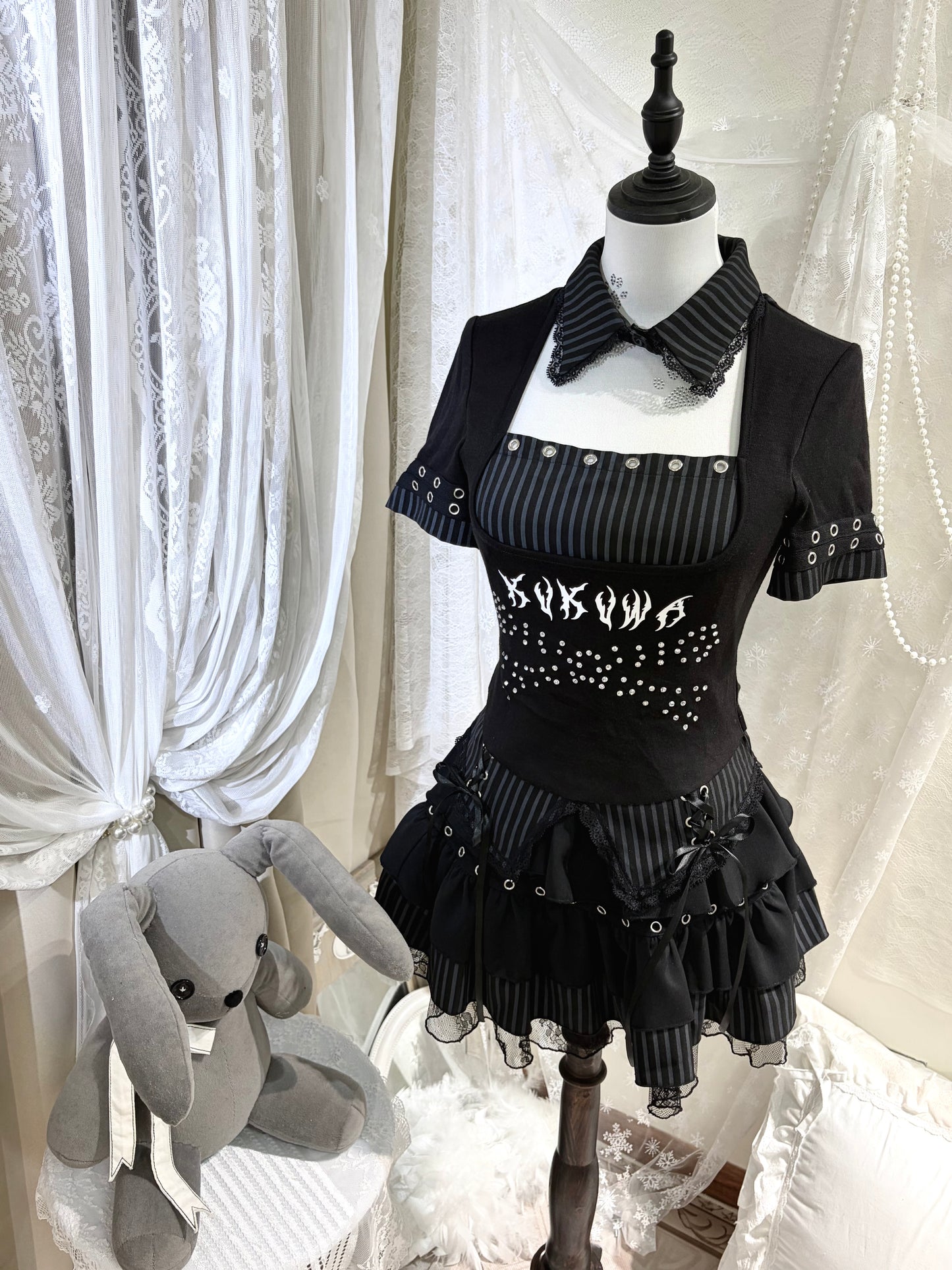 Gestreiftes Gothic-Oberteil mit Strass und Schnürrock-Set