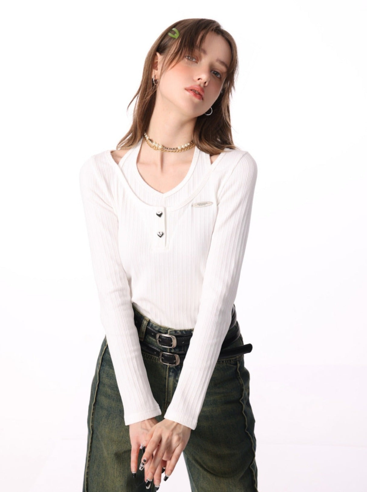 假两件式上衣,颈部有银色心形设计