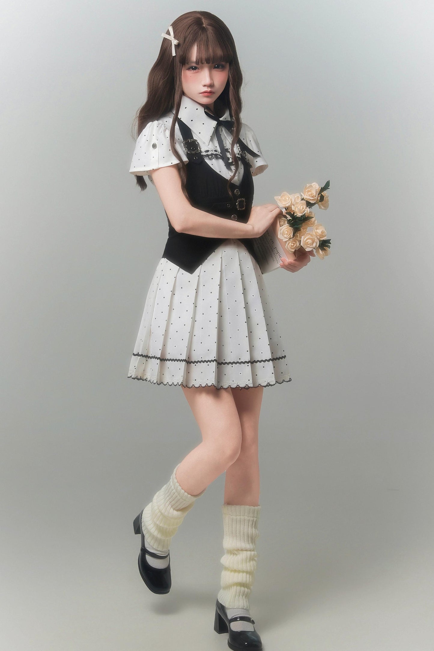 Vestido estilo muñeca monocromático de lunares + chaleco