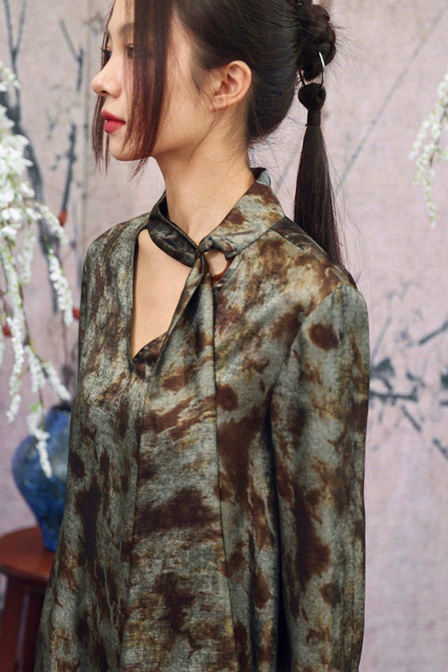 Silbergrau-Metallic-Satinbluse