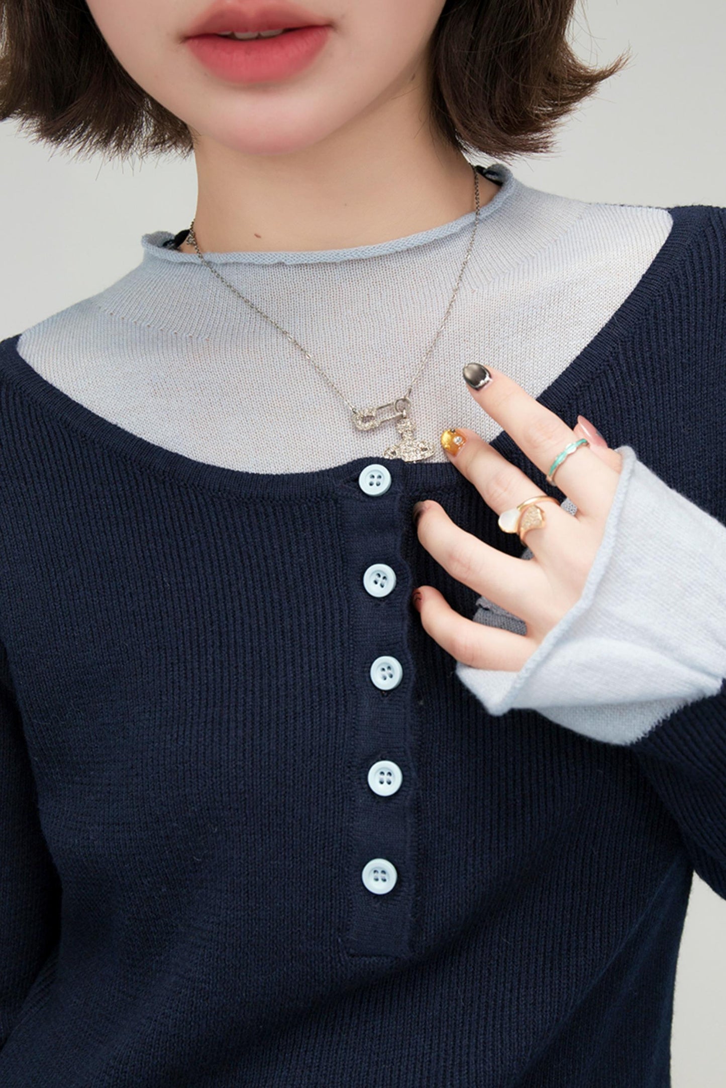 カジュアルコントラストタイトトップス