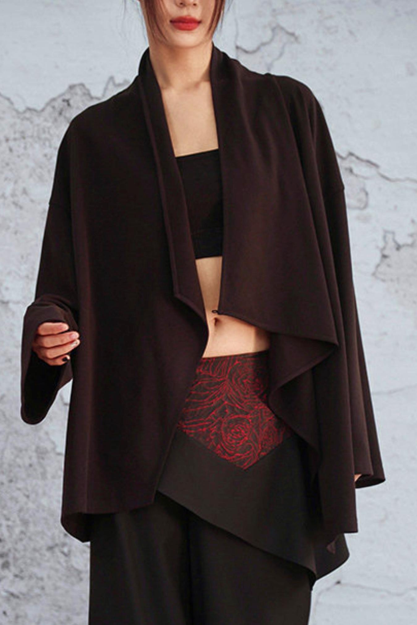Schwarze asymmetrische Lagenhose mit dunklem Rosen-Jacquard und weitem Bein