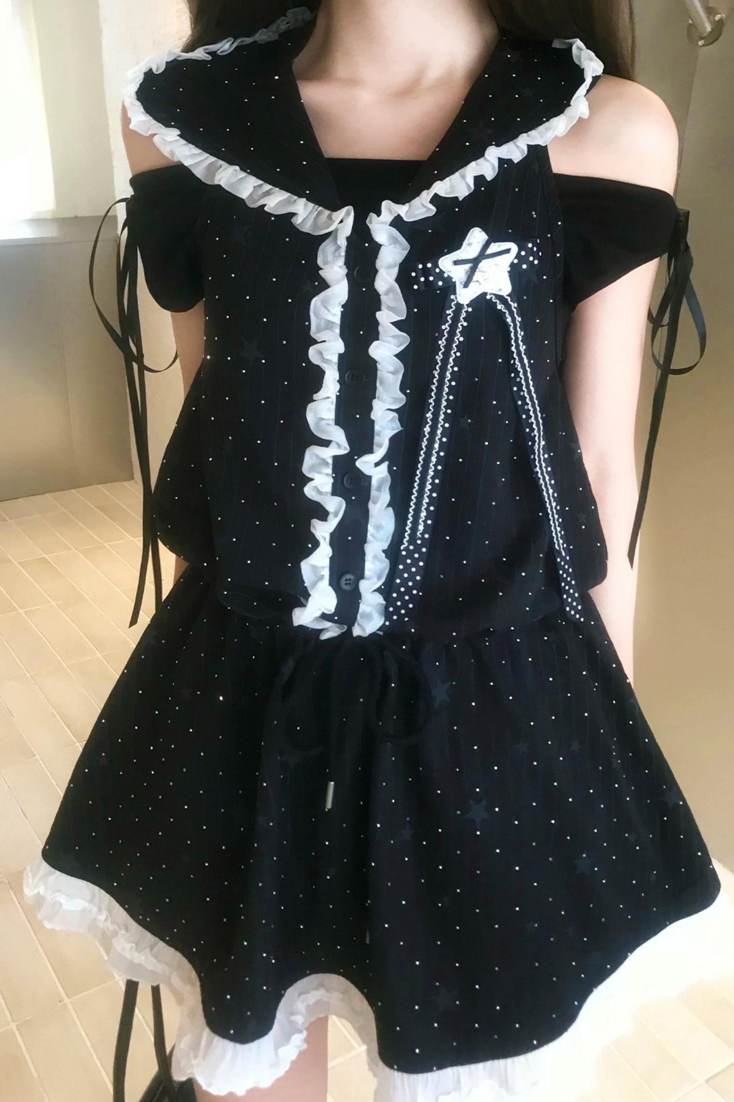 Vestido de hombros descubiertos con estrellas negras + top